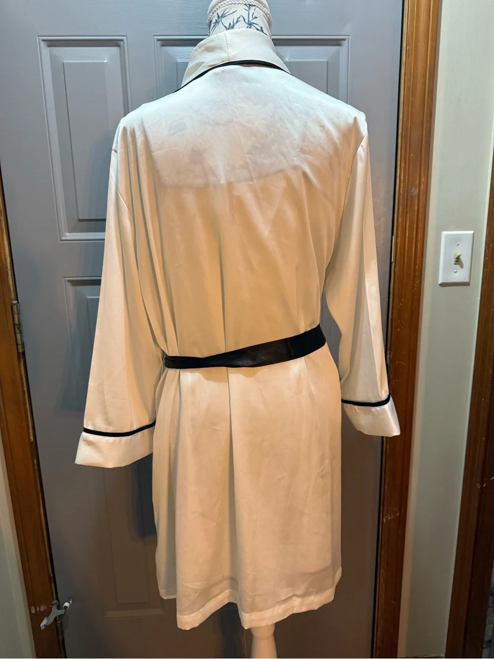 Kate Spade 2piece set- Mrs. bridal nightgown/robe -white with black piping (xl)